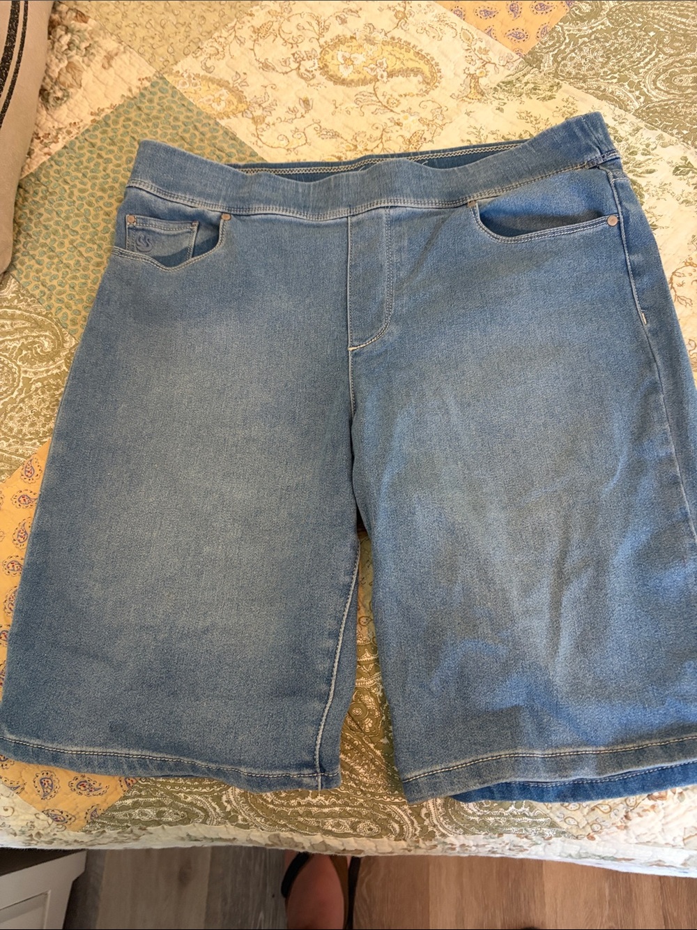 Gloria Vanderbilt Medium Blue Denim Bermuda Shorts